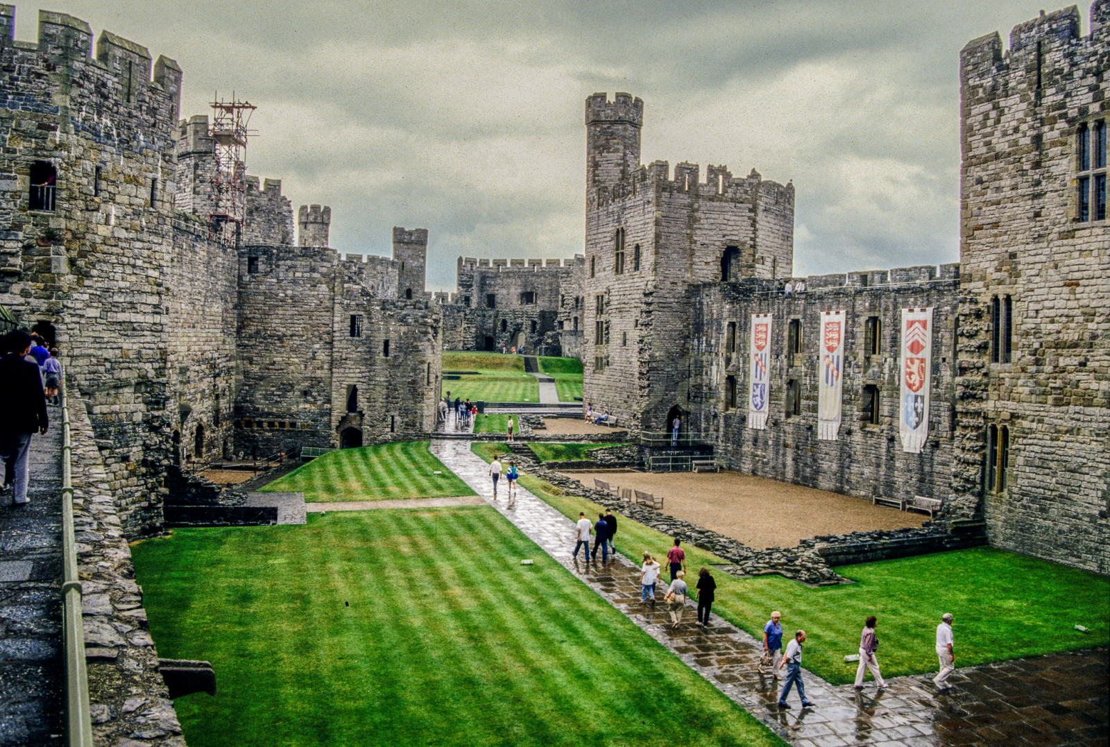 Caernarfon_Castle_-004.jpg