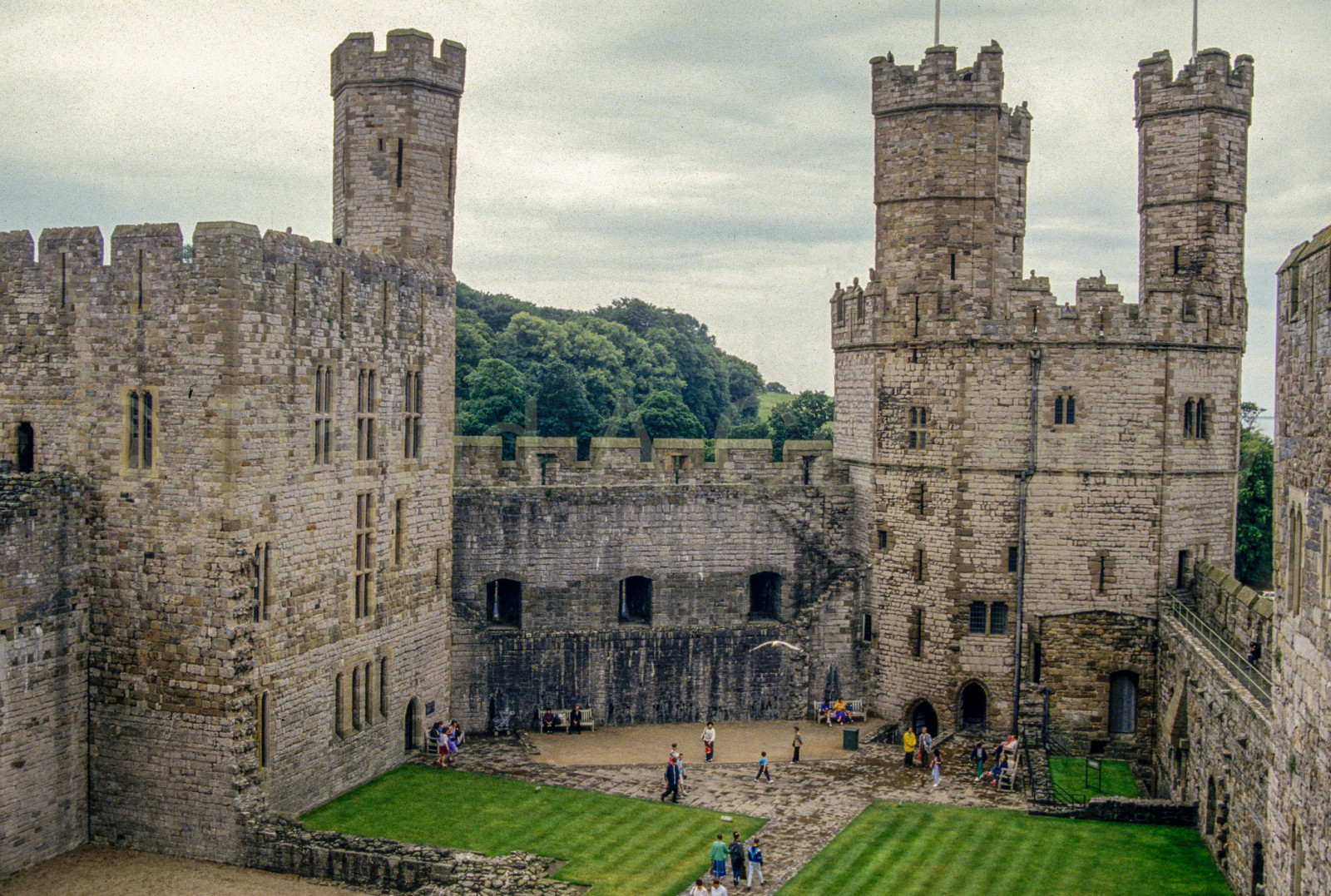 Caernarfon_Castle_-009.jpg