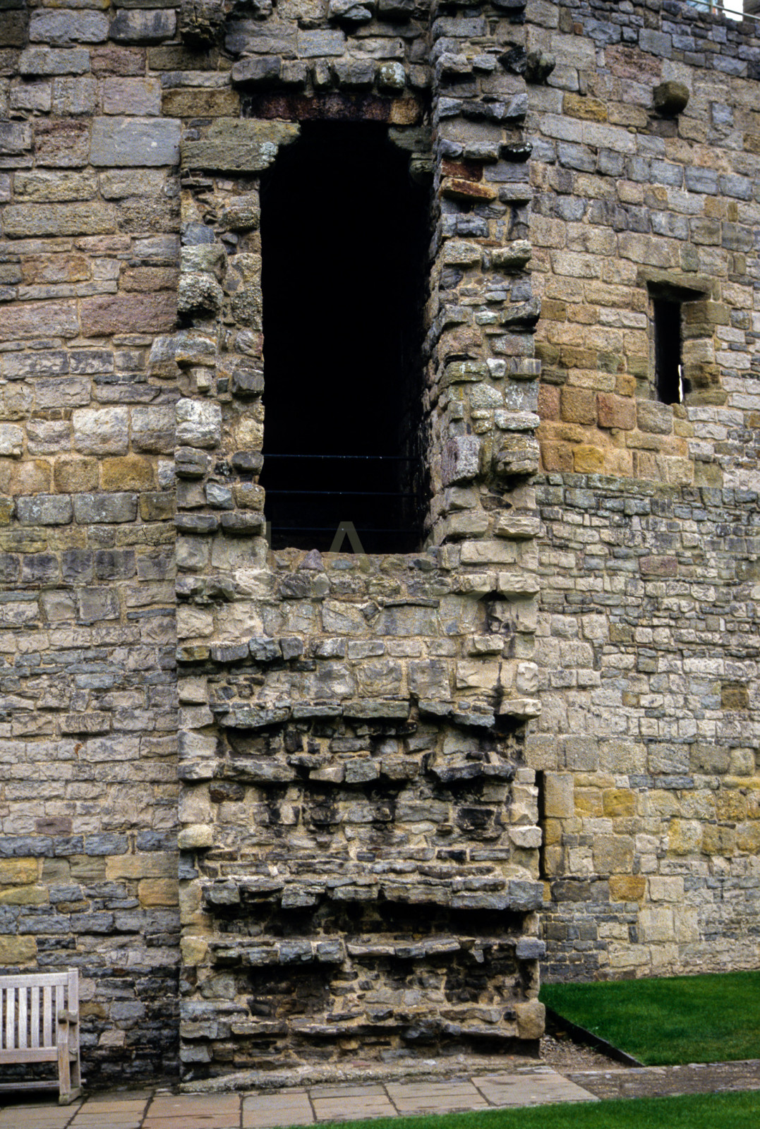 Caernarfon_Castle_-015.jpg