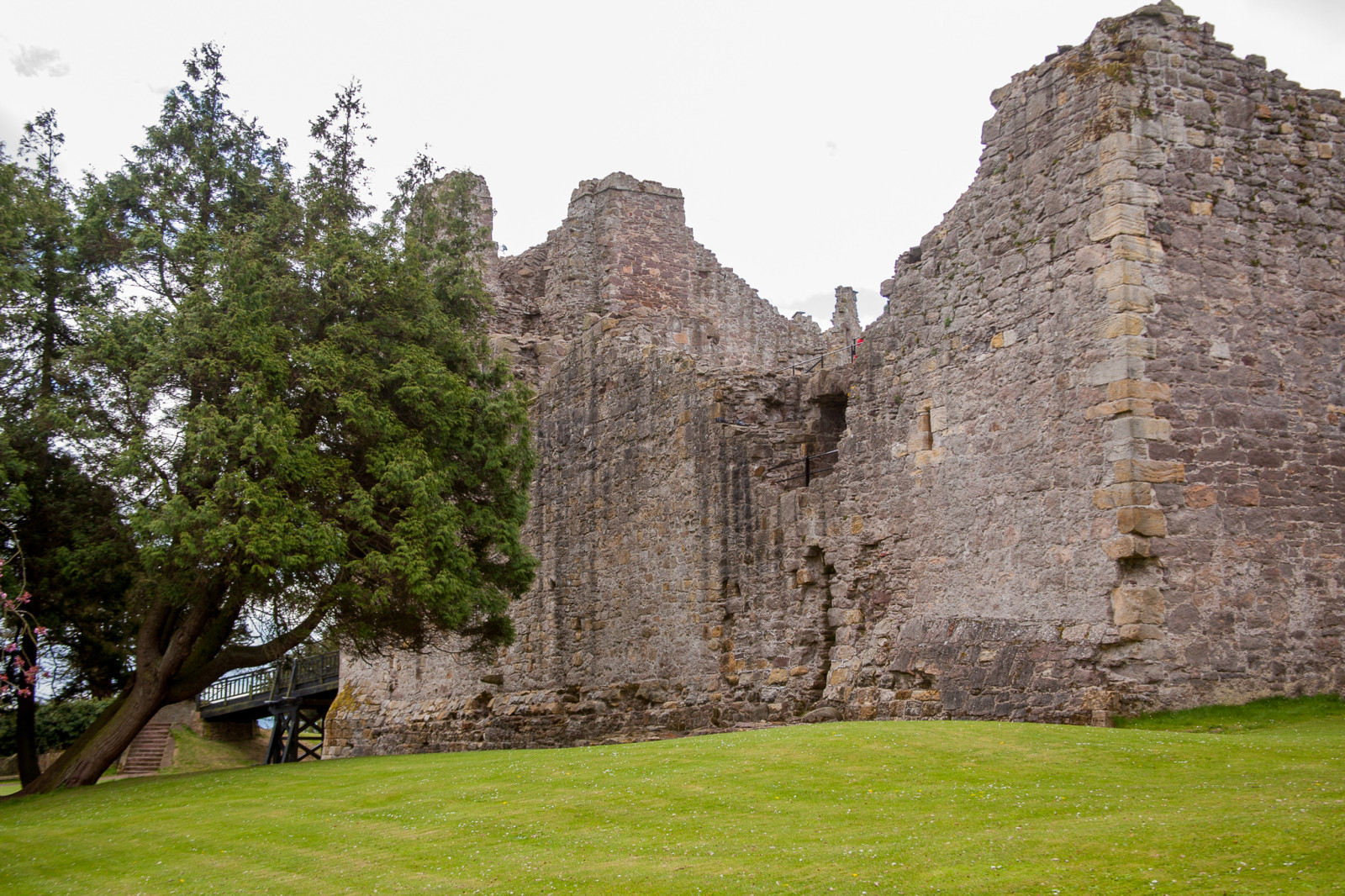 Dirleton_Castle_-010.jpg