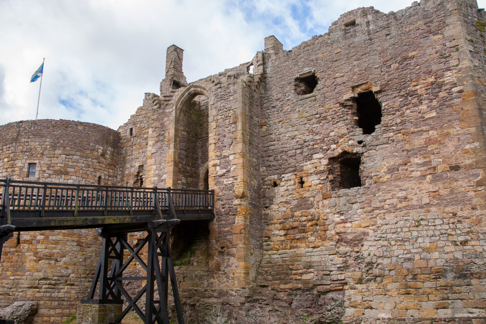 Dirleton_Castle_-013.jpg
