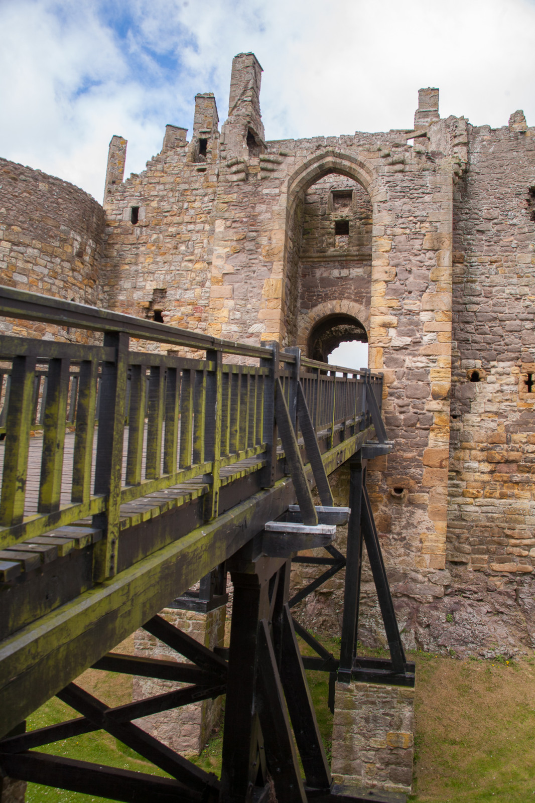 Dirleton_Castle_-014.jpg