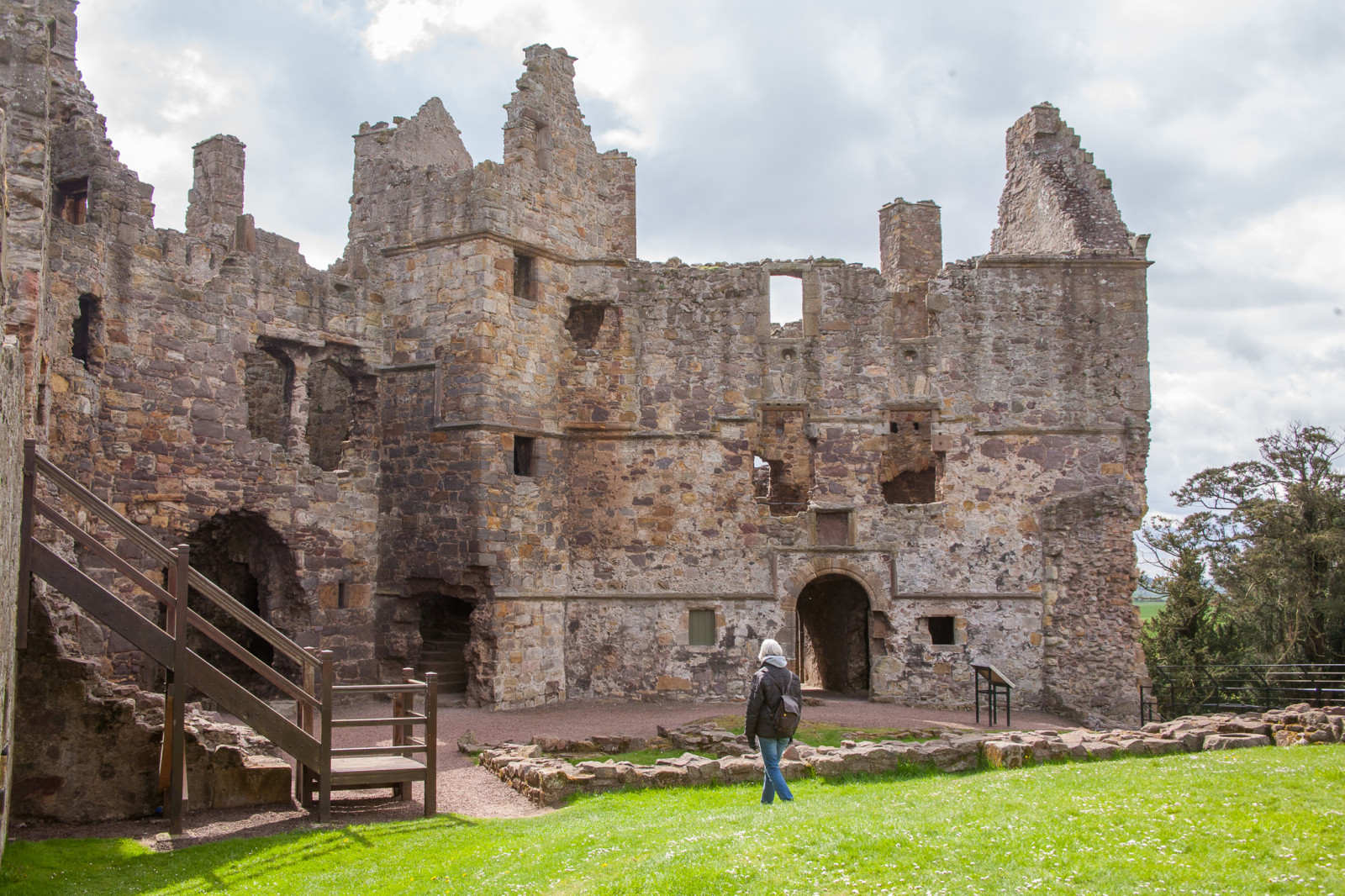 Dirleton_Castle_-042.jpg