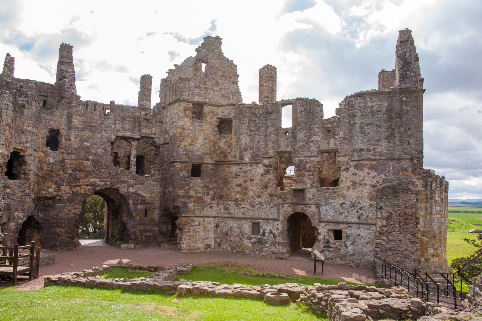Dirleton_Castle_-044.jpg