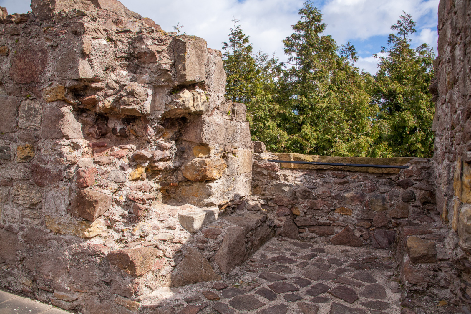 Dirleton_Castle_-054.jpg