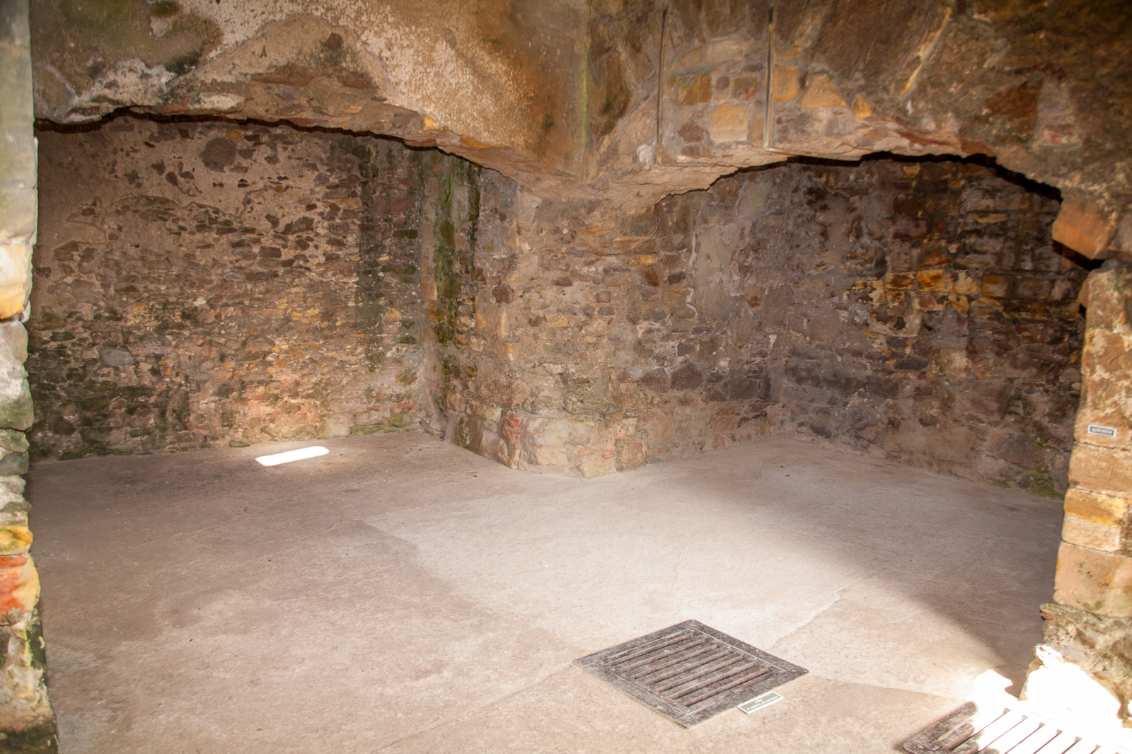 Dirleton_Castle_-060.jpg