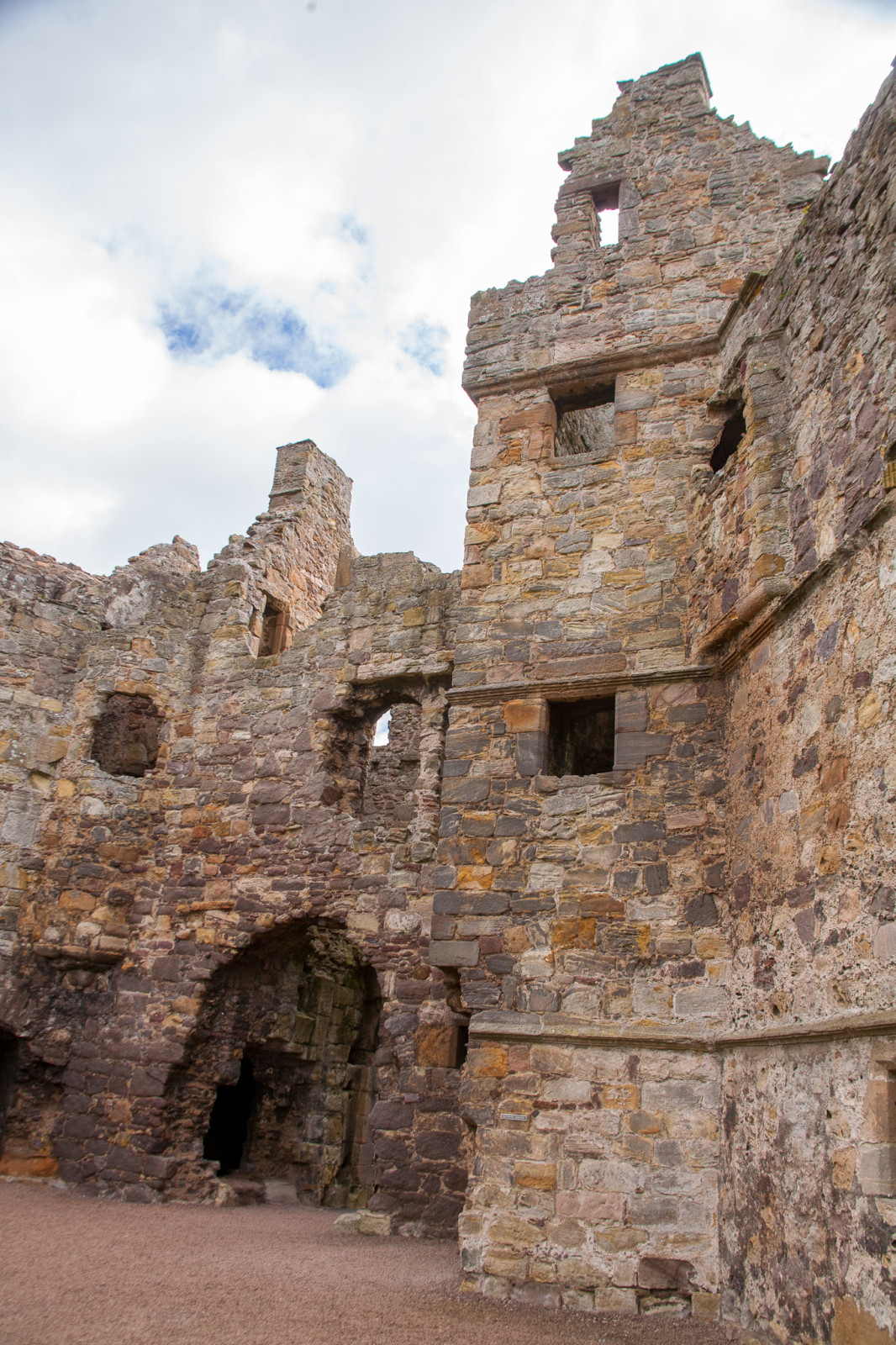 Dirleton_Castle_-072.jpg