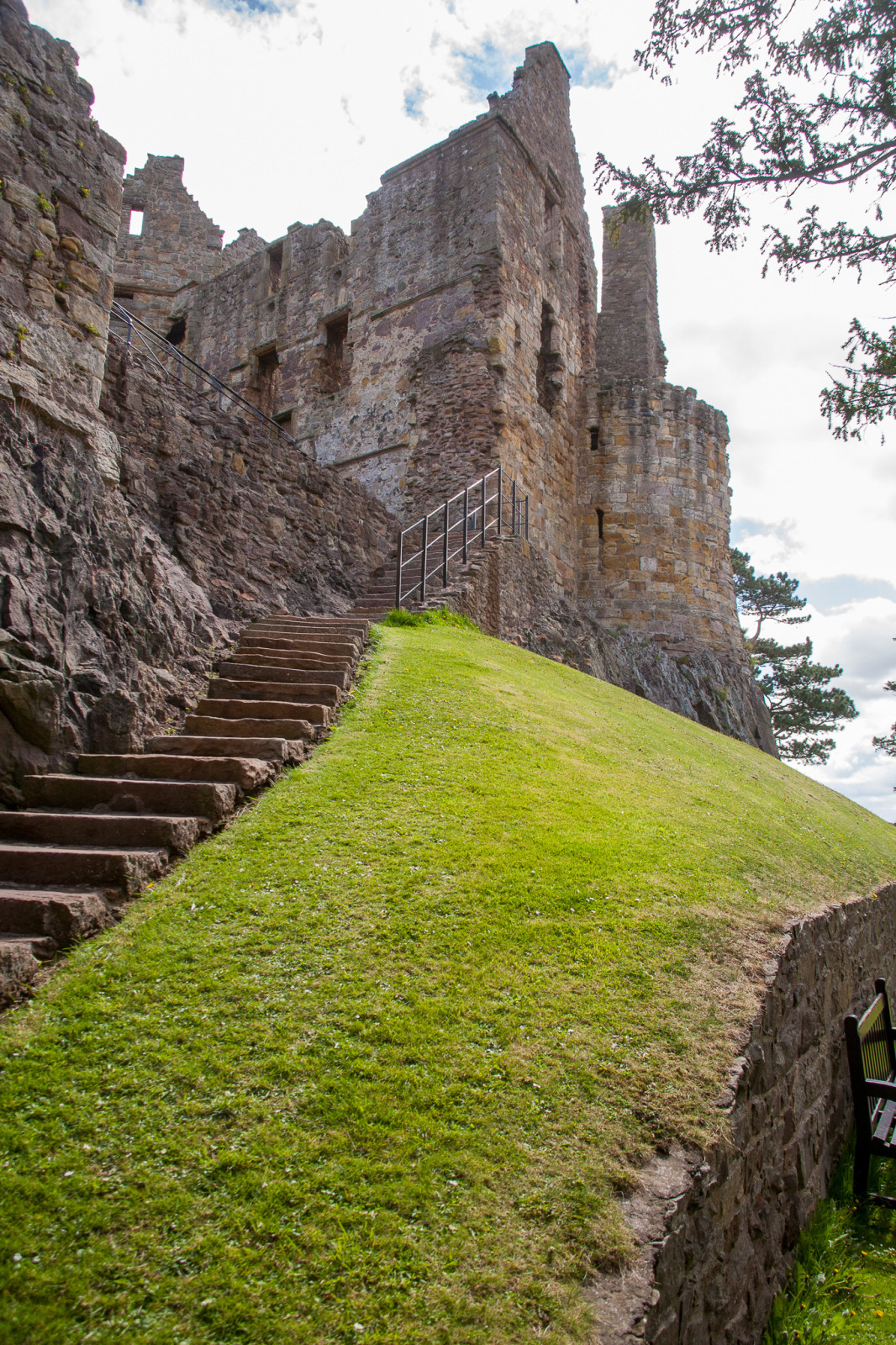 Dirleton_Castle_-100.jpg