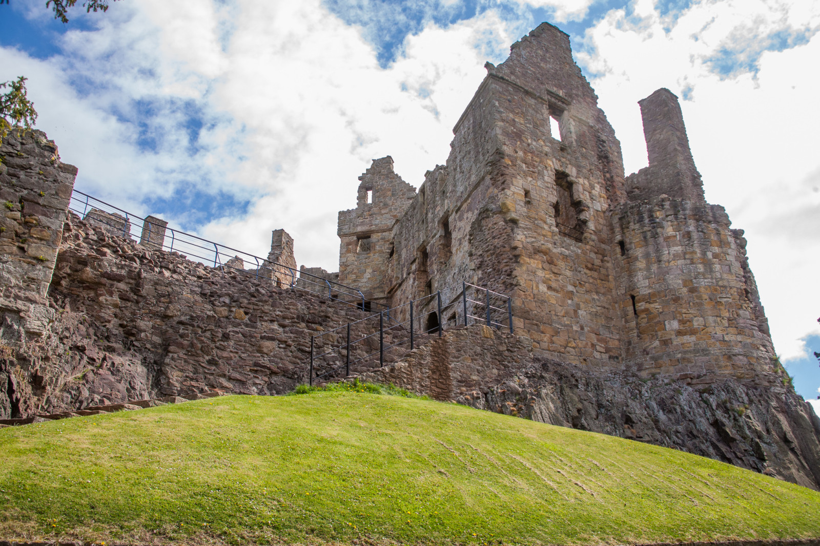 Dirleton_Castle_-101.jpg