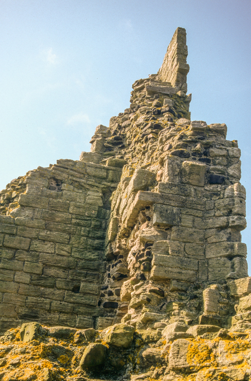 Dunstanburgh_Castle_-016.jpg