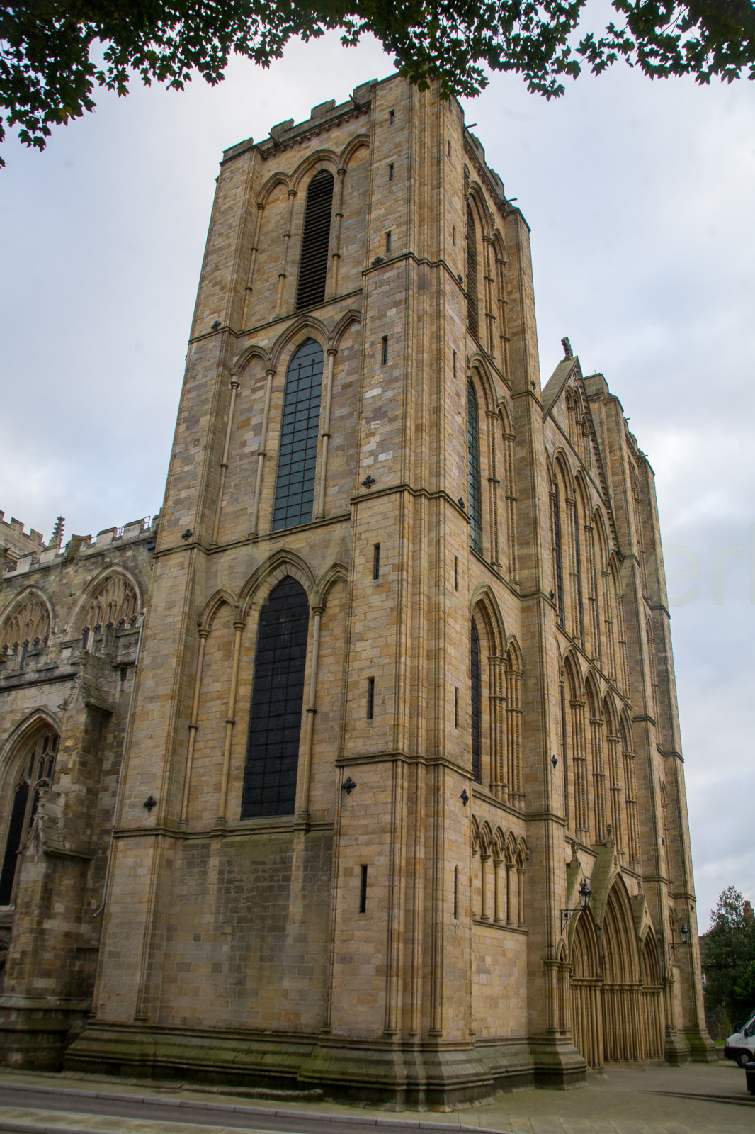 Ripon_Cathedral_-056.jpg