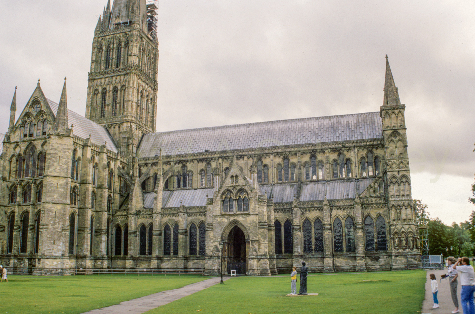 Salisbury_Cathedral_006.jpg