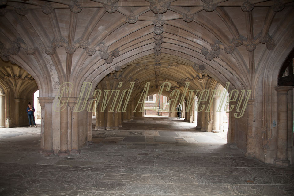 Lincoln's_Inn_Chapel_-021.jpg