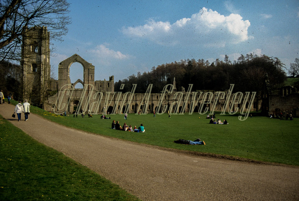 Fountain's_Abbey-016.jpg