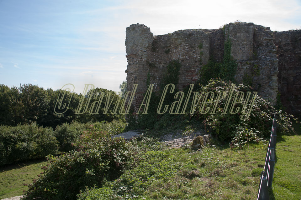 Pevensey_Castle_-039.jpg