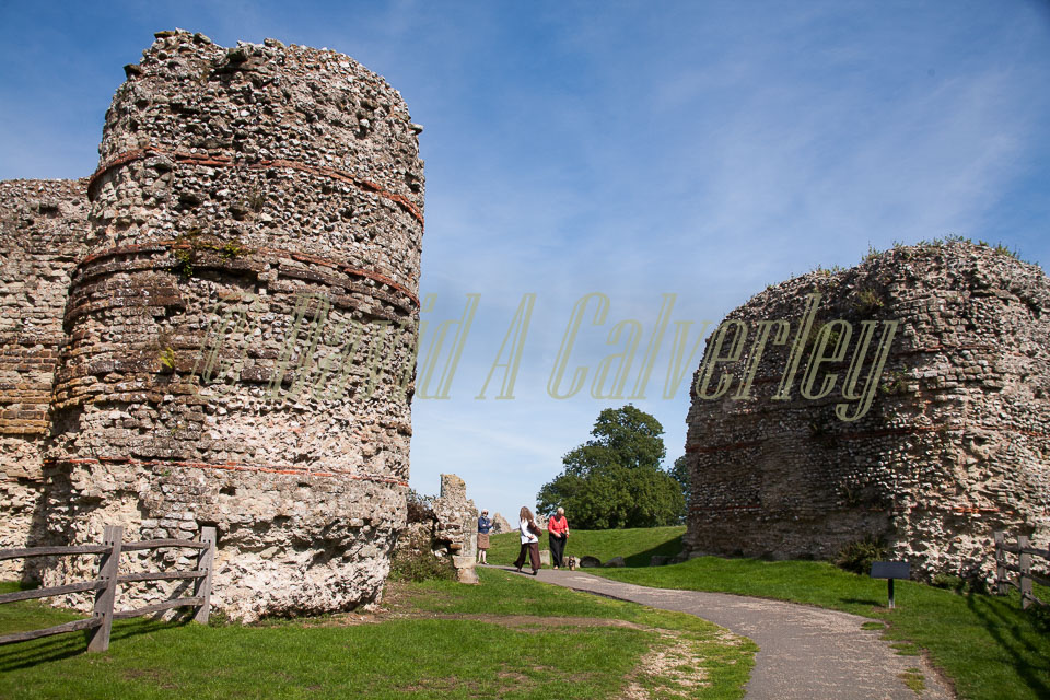 Pevensey_Castle_-070.jpg