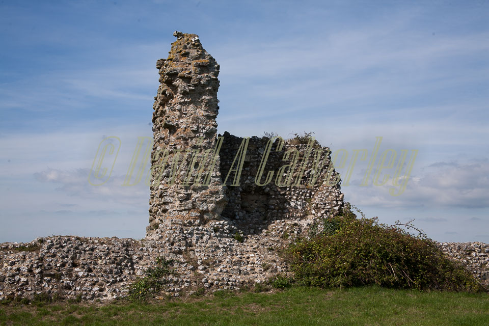 Pevensey_Castle_-082.jpg
