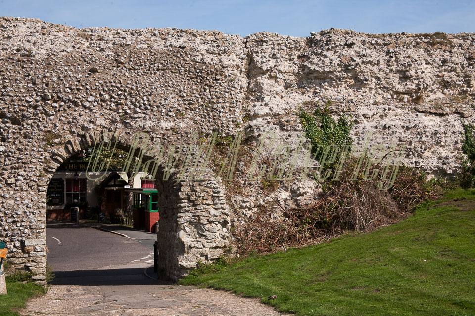 Pevensey_Castle_-084.jpg