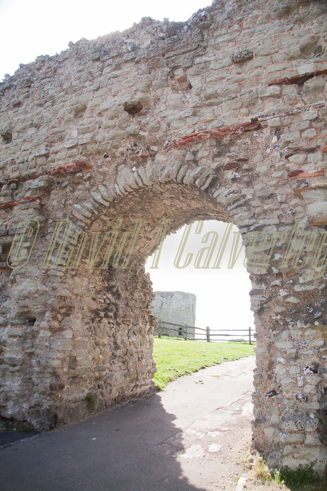 Pevensey_Castle_-086.jpg