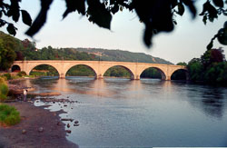 Dunkeld_Bridge,_River_Tay_001.jpg