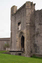 Middleham_Castle_-002.jpg